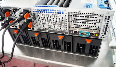 DELL VRTX Server 2x M520 je 2,2Ghz Quad Core 96Gb; 4x 1100W 4x Fan Module 1x Perc8 2x CMC
