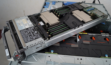 DELL VRTX Server 2x M520 je 2,2Ghz Quad Core 96Gb; 4x 1100W 4x Fan Module 1x Perc8 2x CMC