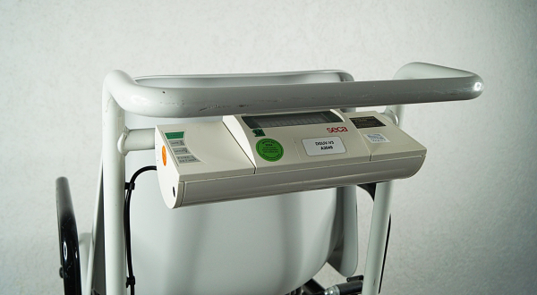 Seca 959 Wage Stuhlwaage mit Rollstuhl-Funktion – Professionelle Medizinwaage