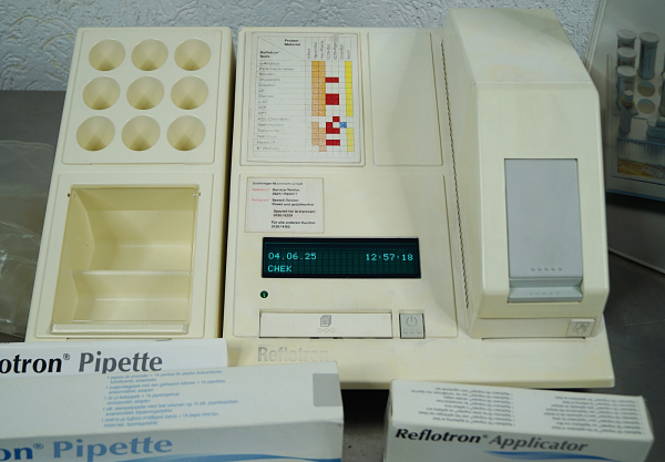 Roche Reflotron Blut Analysengerät viel Zubehör Chemie Analysator Labor