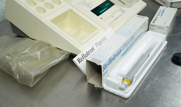 Roche Reflotron Blut Analysengerät viel Zubehör Chemie Analysator Labor