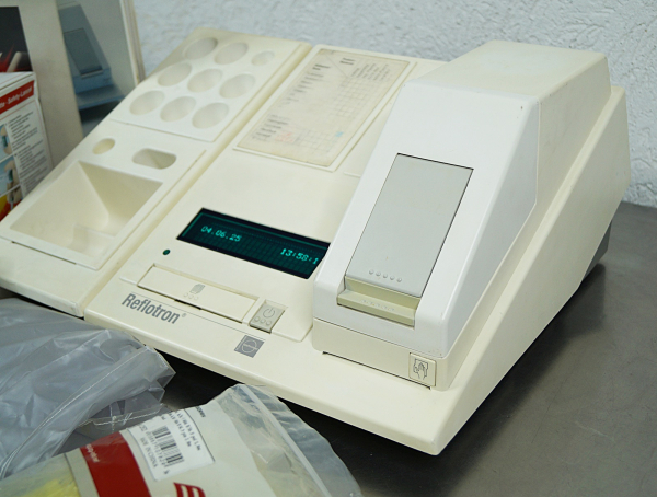 Roche Reflotron Blut Analysengerät viel Zubehör Chemie Analysator Labor