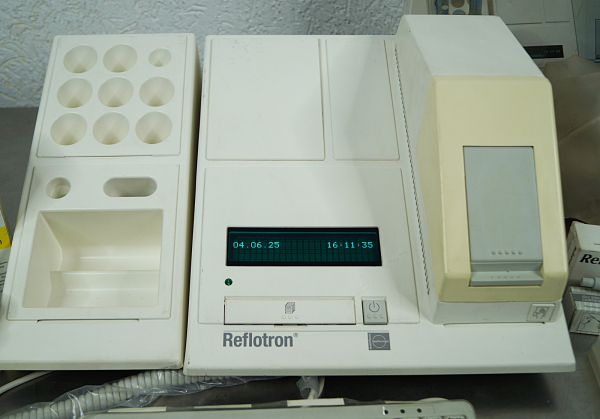 Roche Reflotron Blut Analysengerät viel Zubehör Chemie Analysator Labor