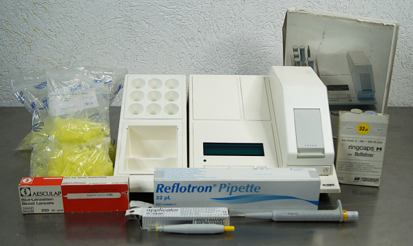 Roche Reflotron Blut Analysengerät viel Zubehör Chemie Analysator Labor