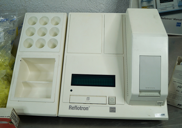 Roche Reflotron Blut Analysengerät viel Zubehör Chemie Analysator Labor