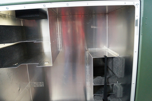 Zarges Kiste Shelter 110x80x155 cm mit 2 Türen und Rampe – Ideal für Garten & Werkzeugaufbewahrung