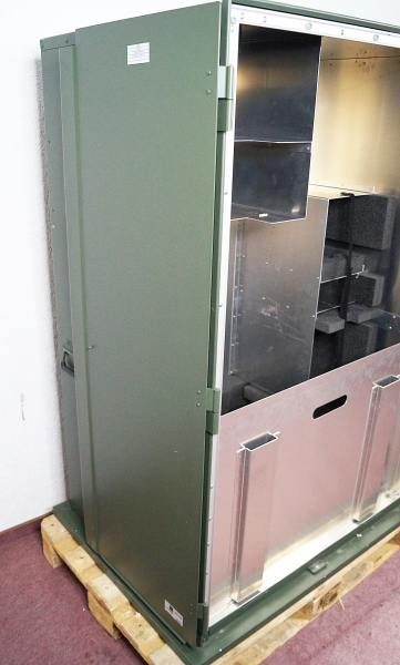 Zarges Kiste Shelter 110x80x155 cm mit 2 Türen und Rampe – Ideal für Garten & Werkzeugaufbewahrung